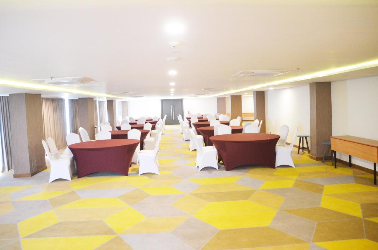 Louis Kienne Hotel Pemuda Semarang Esterno foto